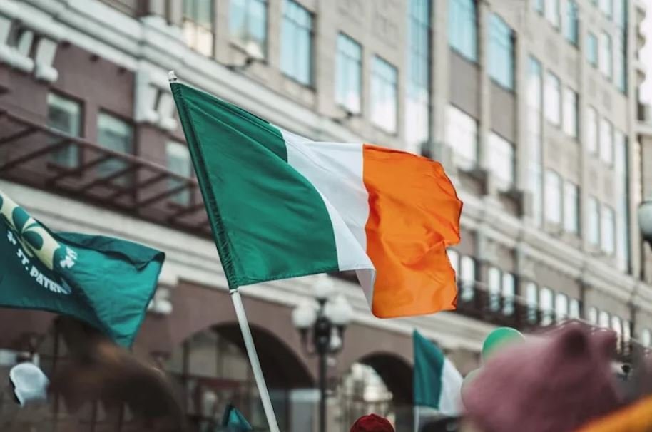 ირლანდიის ქალაქი და დროშა